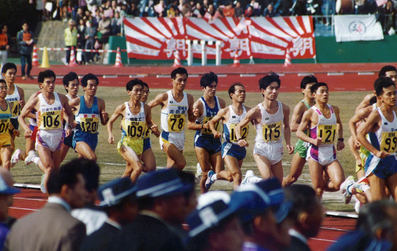 1991年の福岡国際マラソンを走る角田さん（109番）
