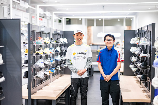 元100km日本代表の能城秀雄さん（左）とスーパースポーツゼビオ東京御茶ノ水本店の田中葵さん（写真／小野口健太）