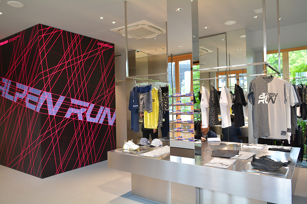 1階はアパレル販売のほか、シューズのレンタルも可能