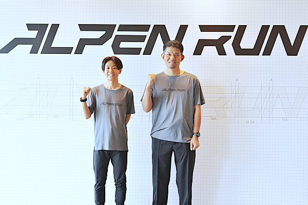 内覧会に登場した神野大地選手（左）とアルペンの水野敦之代表取締役社長