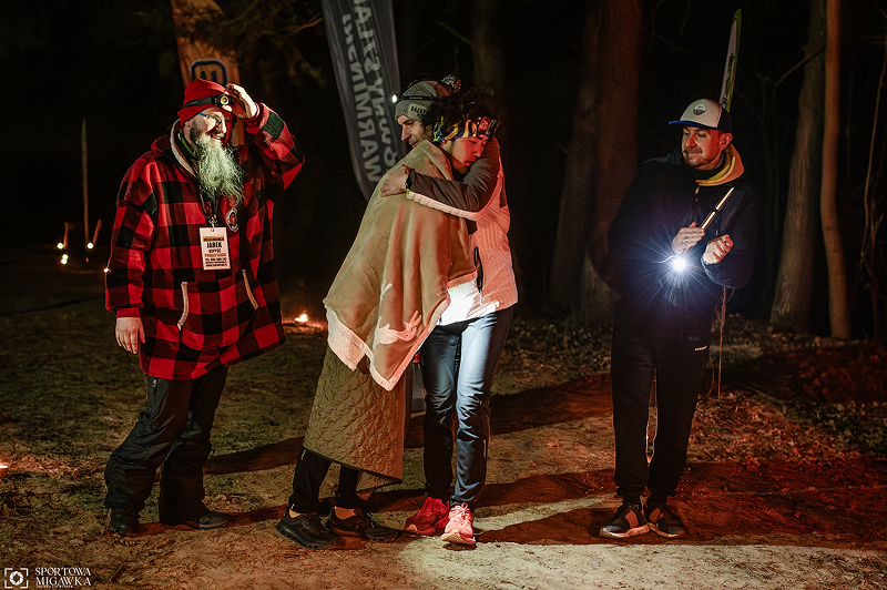 2026年3月Backyard Ultra Warmia(ポーランド)、Pawełらサポートクルーと共にレースを終えた_Sportowa Migawka (Joanna Litwiniuk)