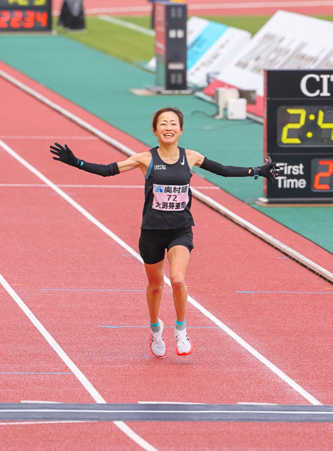 24年大阪国際女子マラソンを2時間41分27秒でフィニッシュする大渕さん （写真／塩川真悟）