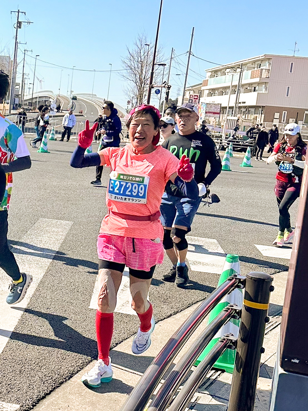 2024年さいたまマラソンを走る吉田さん。4時間51分16秒で完走した（写真／本人提供）