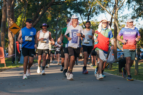 2026年4月Sydney's Backyard Ultra (オーストラリア)。前列右から、Scott、水野倫太郎、Peter。同じテントの仲間たちでの共走 (SBU大会公式)