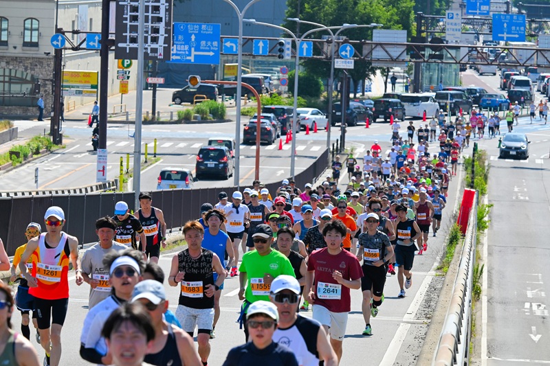 コースの約5km地点、JR福島駅周辺を走るランナー（写真／青山義幸）