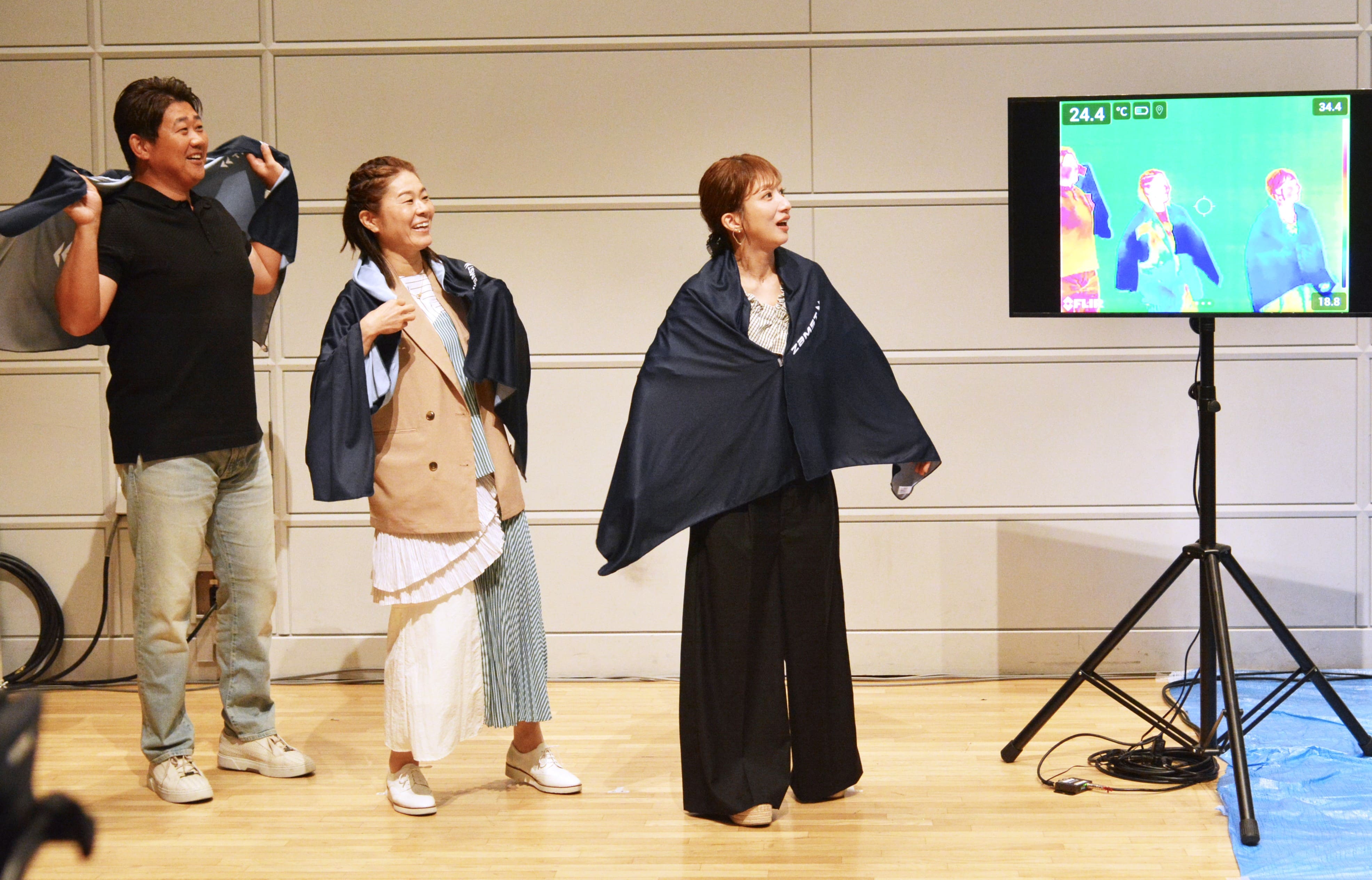 冷感ポンチョでの温度変化を確認する松坂大輔さん、澤穂希さん、辻希美さん（左から）
