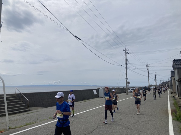 約40km地点、富山湾沿いを走るランナー