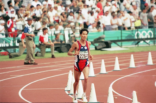 許績勝曾代表台灣參加1996年亞特蘭大奧運。他於前一年創下、至今仍未被打破的2小時14分35秒台灣馬拉松紀錄，在台灣被稱為「許績勝障礙」。（照片由本人提供）
