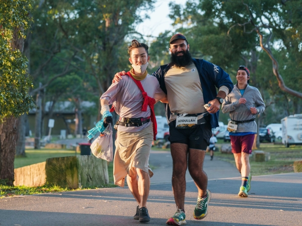 2026年4月Sydney's Backyard Ultra (オーストラリア)にて「BAGMAN!!」と声をかけてくれた選手と肩を組む一コマ (SBU大会公式)