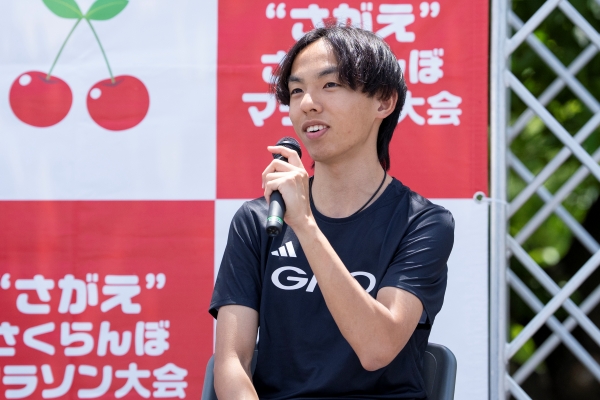 レース後のトークショーで話す黒田選手