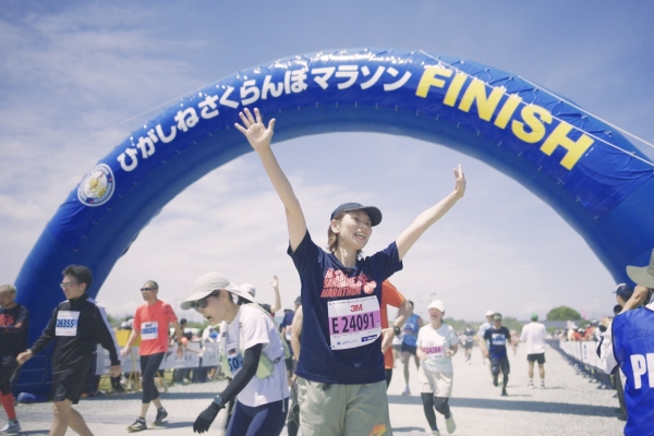 大会MCと観客の応援が、ランナーのゴールを出迎えた