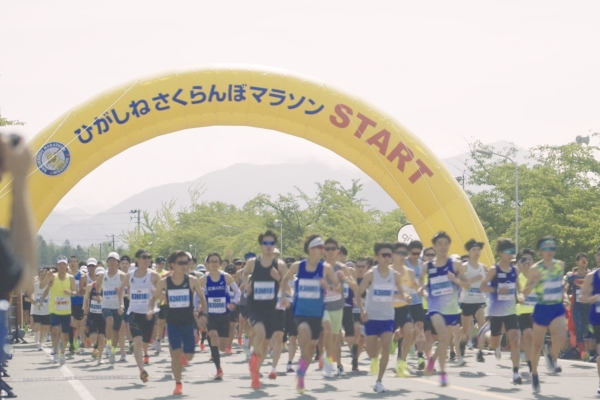 晴天の下、午前8時40分にハーフマラソンがスタート