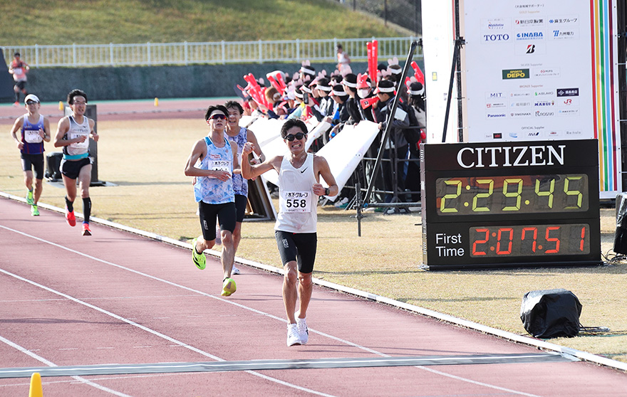 2025年福岡国際マラソンで2時間29分46秒の自己ベストをマークした川人さん（写真／石田祥一）