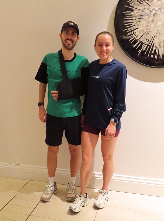 左は共にランニングクラブを運営するパートナーのライリー・コックスさん
