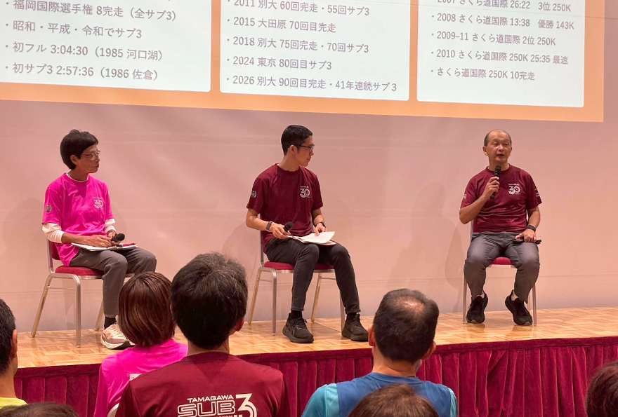 トークショーをする弓削田さん（左）と日吉さん（右）