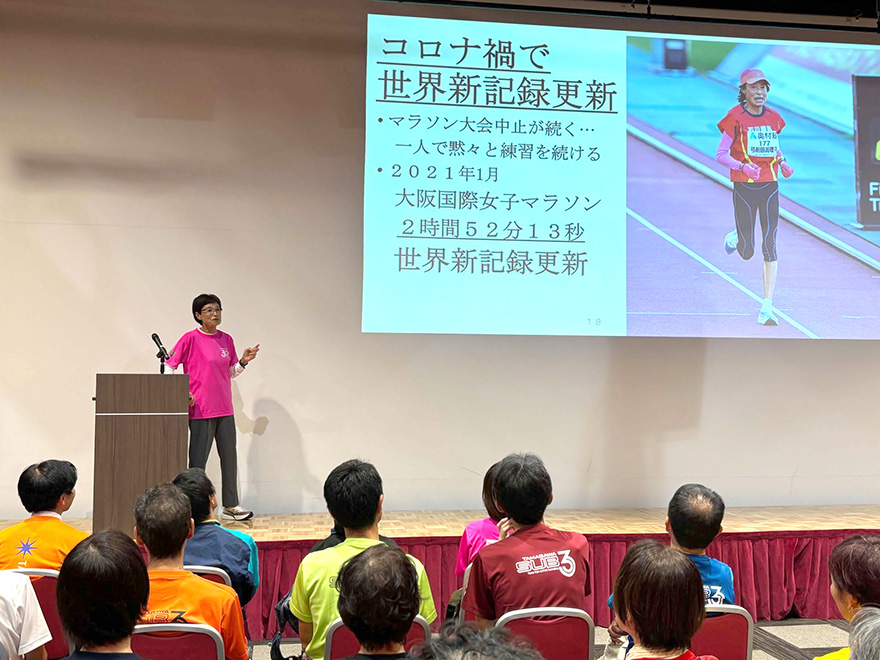 講演で自身のランニング人生を話す弓削田さん