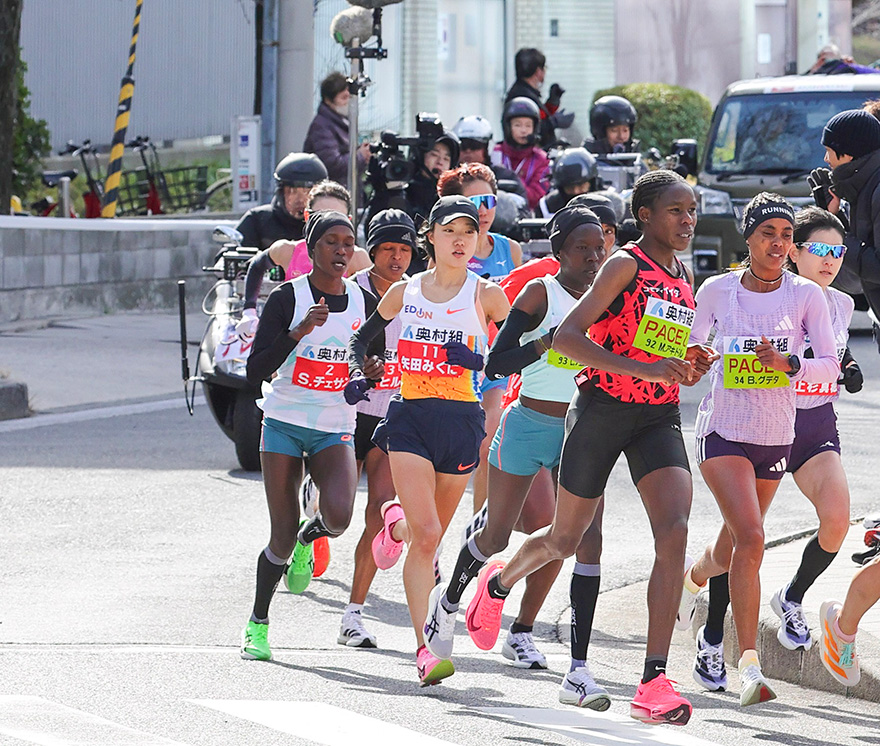 今年の大阪国際女子マラソンで2時間19分57秒をマークした矢田選手（写真中央）写真／塩川真悟