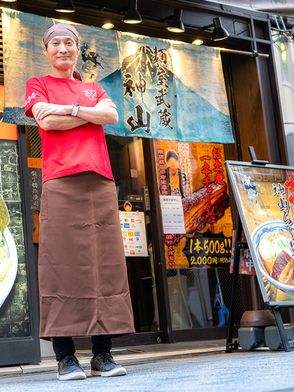 東京・神田駅1分の場所にある「麺屋武蔵　神山」の前で（写真／軍記ひろし）