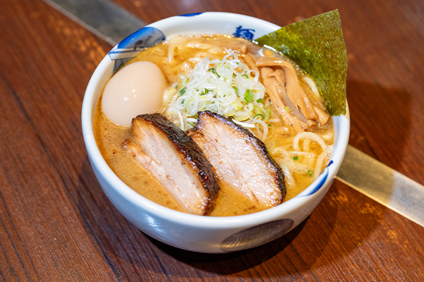 神田の「麺屋武蔵　神山」の特徴は蒲焼きチャーシュー。写真は「神山ら〜麺」