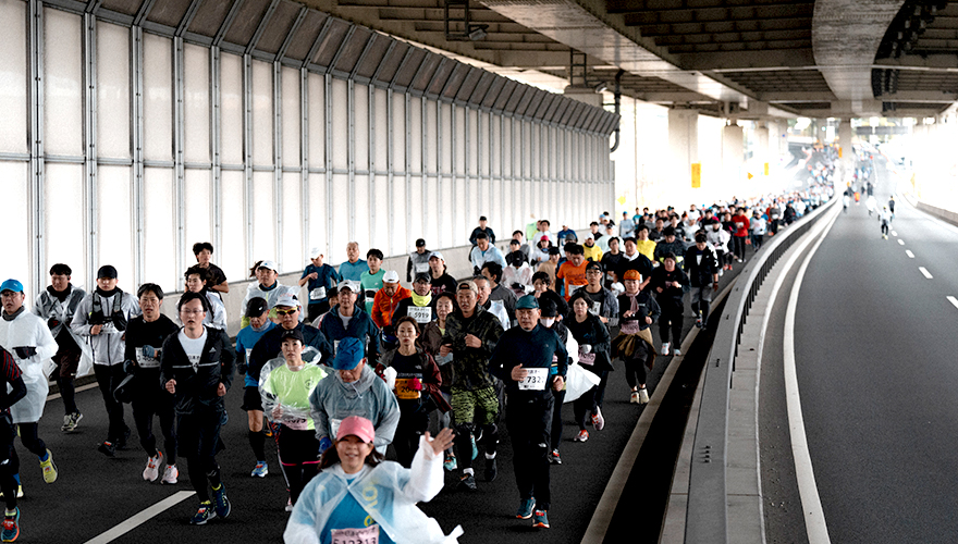 コースの大部分は自動車専用道路の高架下（写真／軍記ひろし）