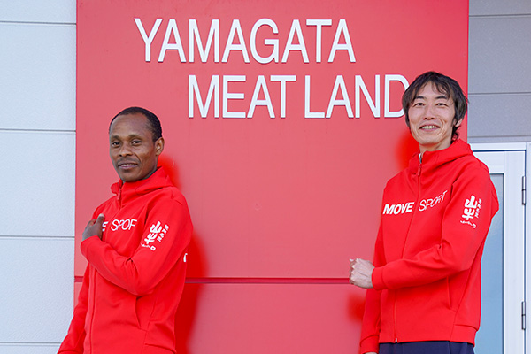 チームウエアを着る草苅選手（写真右）とカマウ選手（写真左）
