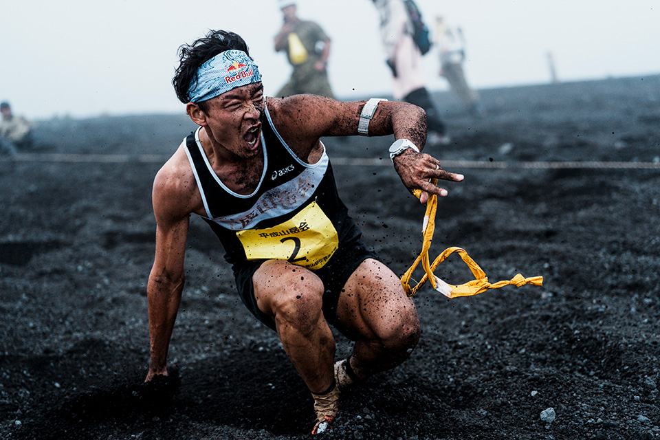 中継所前で転倒する平成山岳会の上田瑠偉選手（写真／軍記ひろし）