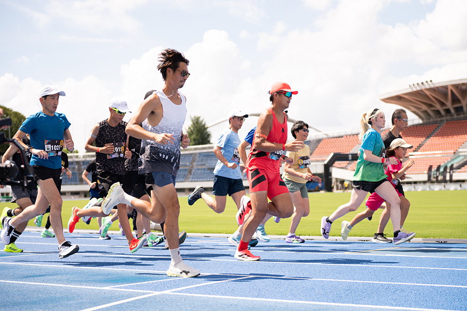 横田真人さんとともに走るMDC FIRSTLAPの参加者たち（写真／宮本巧）