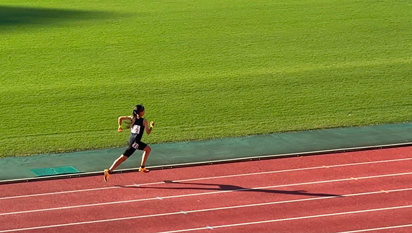 全国中学校陸上競技選手権1500m、終盤にスパートして独走する高橋希ノ葉さん