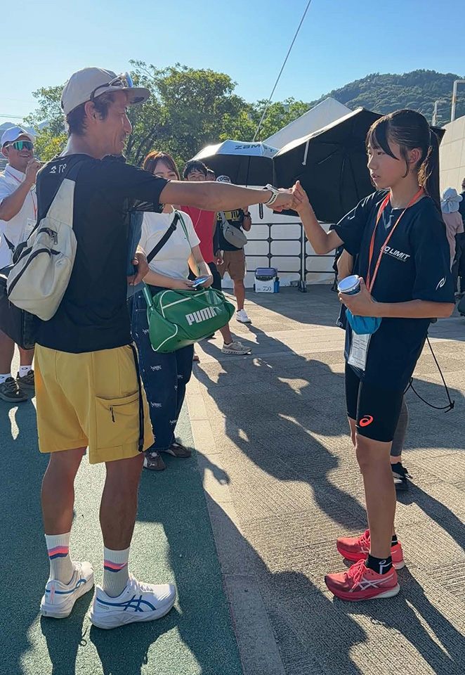 スタート前にグータッチで希ノ葉さんを送り出す健吾さん