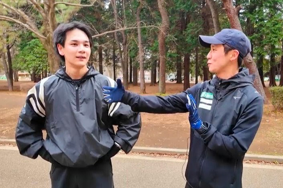 JO1の豆原一成さん（左）を指導する宇野けんたろうさん