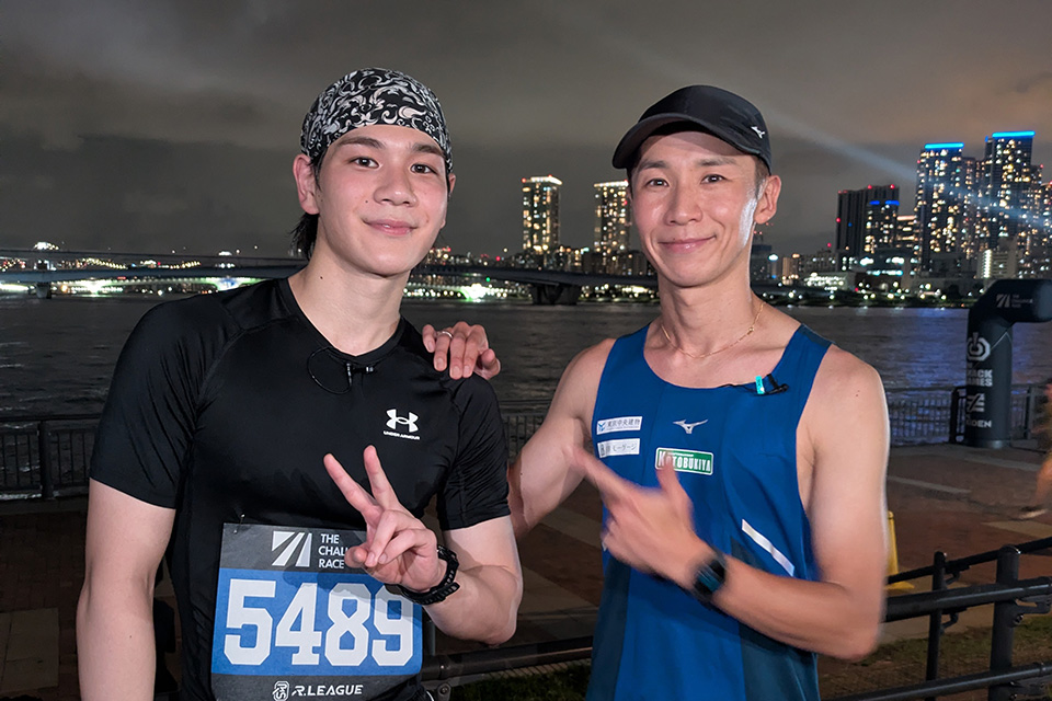 JO1の豆原一成さん（左）を指導する宇野けんたろうさん。7月にはハーフマラソンを完走した