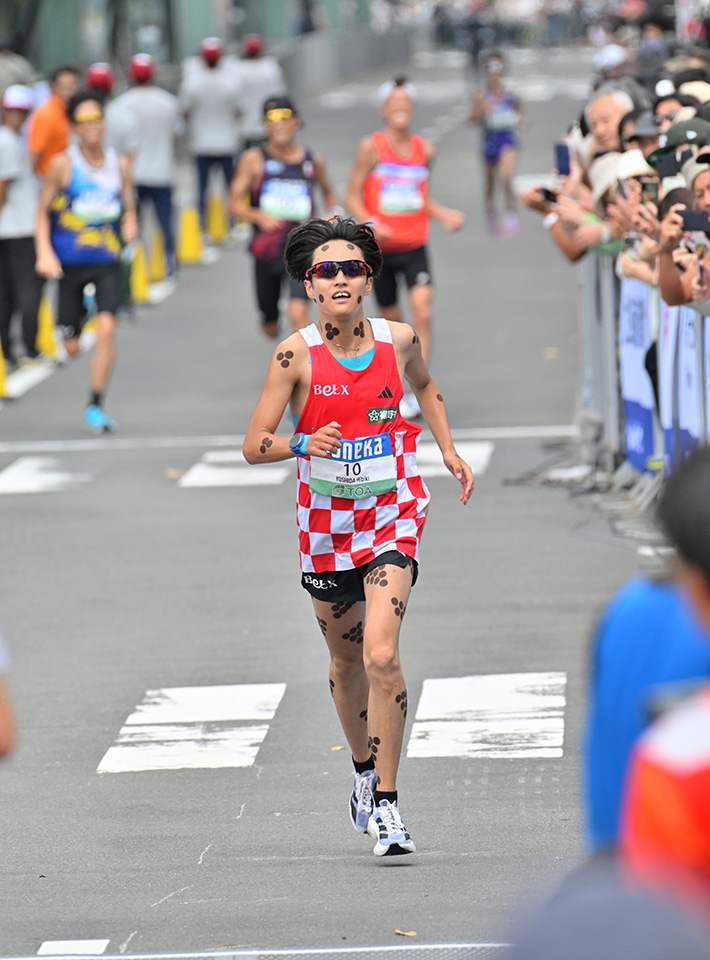 北海道マラソンでフィニッシュする吉田響選手（写真／釜石由起）