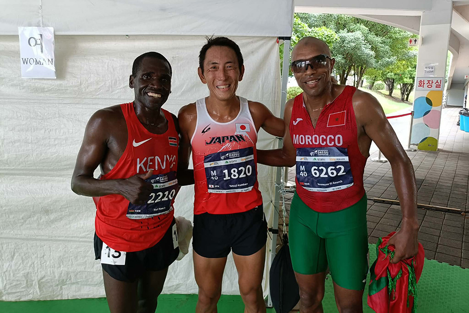 2位のPaul Kipsiele KOECH選手（左）、3位のYounesse EL GOURCH選手（右）と神原哲士さん（写真は本人提供）