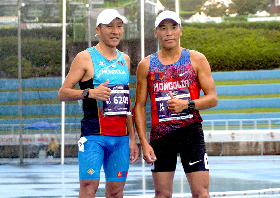 世界マスターズ選手権M40 5000ｍで4位となったセルオド・バトオチル選手（左）。右はM35 5000ｍで3位だったモンゴルのOdkhuu GAL-ERDENE選手