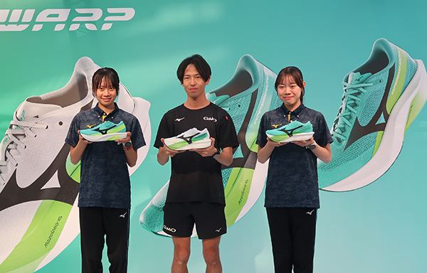 左から城西大学の窪田舞選手、GMOインターネットグループの嶋津雄大選手、城西大学の本間香選手