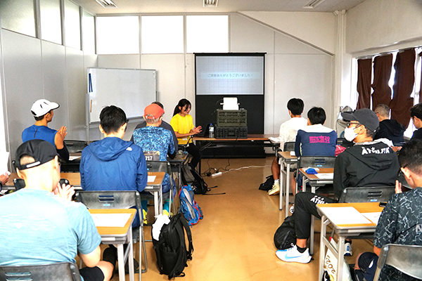 TWOLAPSスタッフの理学療法士の土屋理永さんが講義を行う