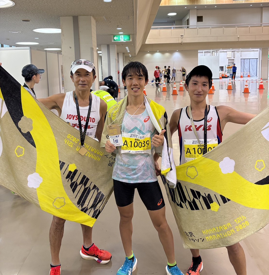 レース直後にランニング仲間と記念撮影（中央が西川さん）