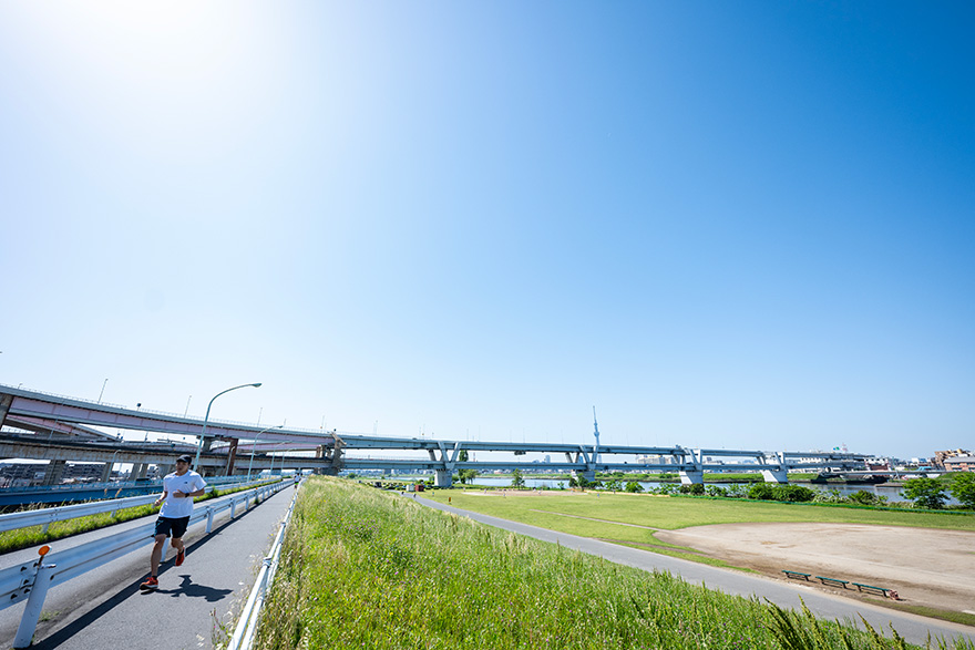 河川敷を走るランナー