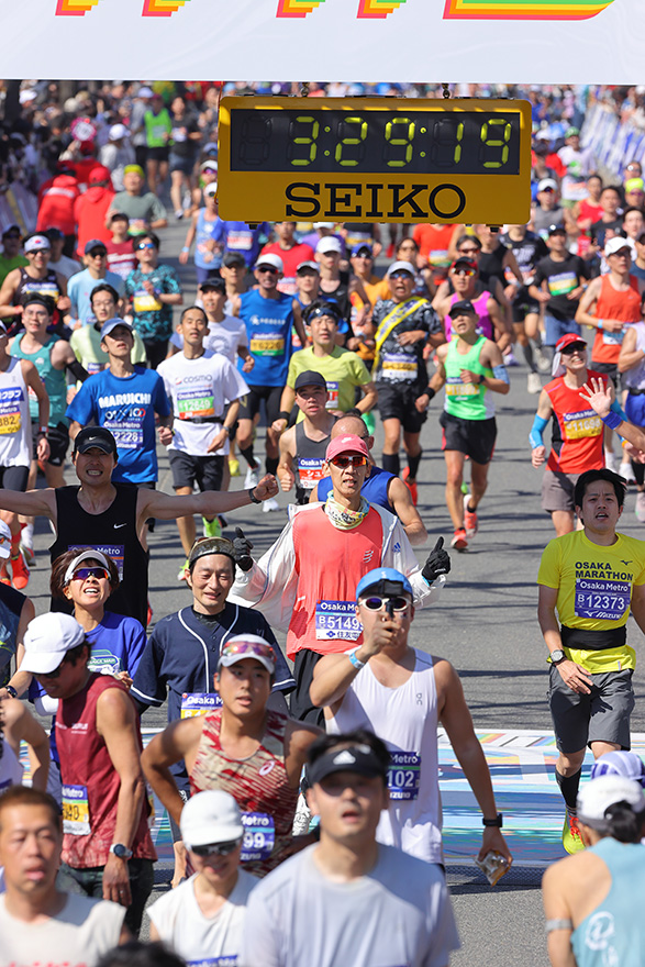 3時間30分切りでゴールするランナーたち