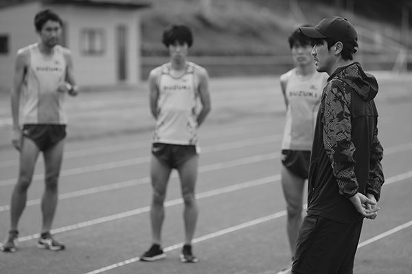 スズキ浜松ACの選手へ指導する藤原コーチ
