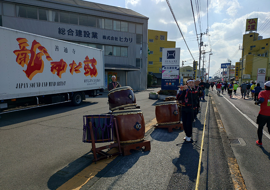 歴史ある善通寺龍神太鼓の演奏に、最後の力を振り絞る