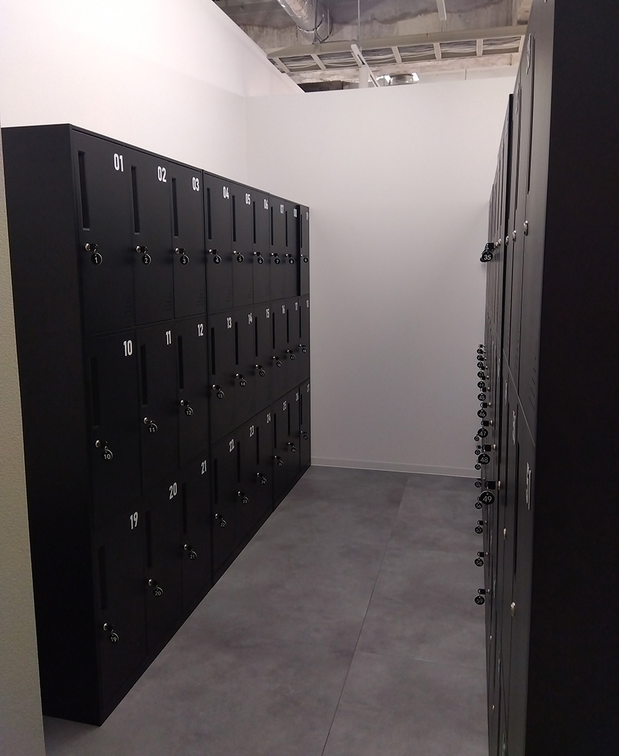 店内にはロッカーも完備。荷物を置いてレンタルシューズで大阪城公園を走ることもできる