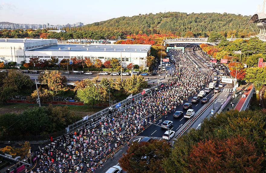 秋色に彩られたソウルの街を約3万人のランナーが埋め尽くす。