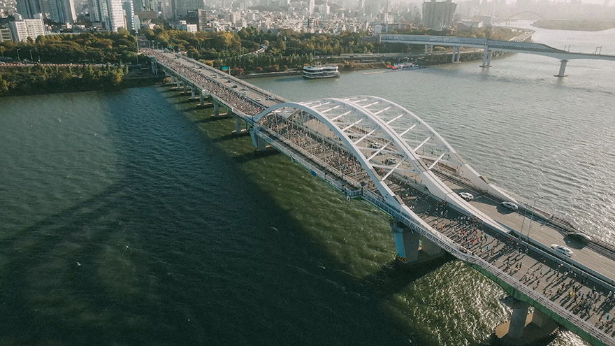 漢江を渡るダイナミックなコースは、ランナーだけが味わえる景色。