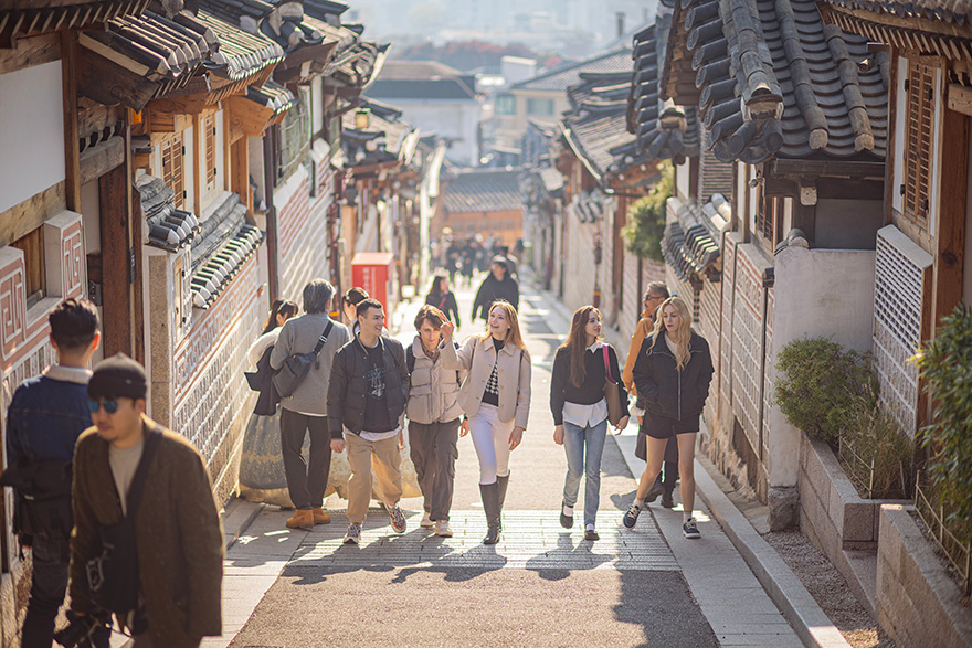 北村韓屋村（Bukchon Hanok Village）は、朝鮮時代の伝統家屋「韓屋」が残るソウル有数の観光エリア