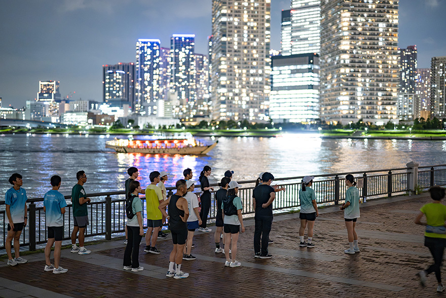ベイエリアの夜景を見ながらトレーニング