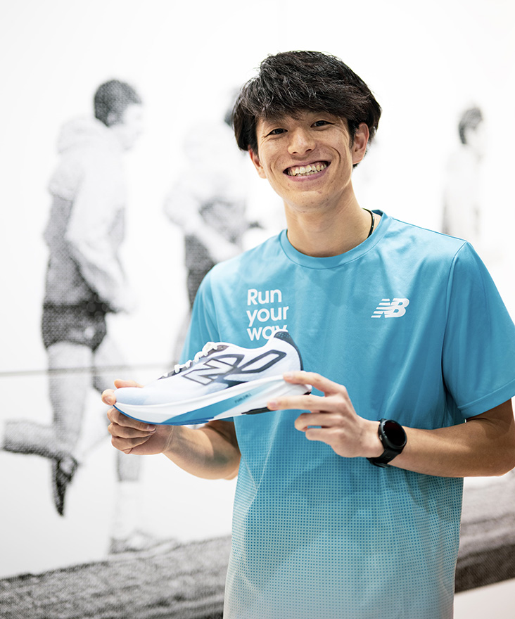 新井智也さんは、「FLY RUNNING CLUB」のイベントで参加者を先導する、ニューバランス直営店での研修経験を持つスポーツナビゲーター