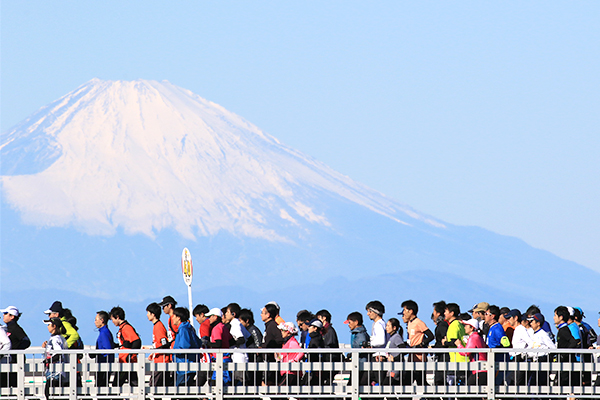 都心から一番近いリゾートで、大海原と菜の花を眺めながら走れる「第45回館山若潮マラソン」