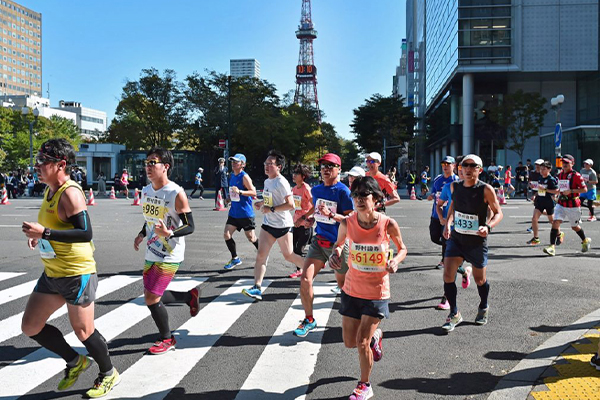 「すすきの」や「大通り公園」を観光ラン！　ひと足早い秋を楽しむ「札幌マラソン」