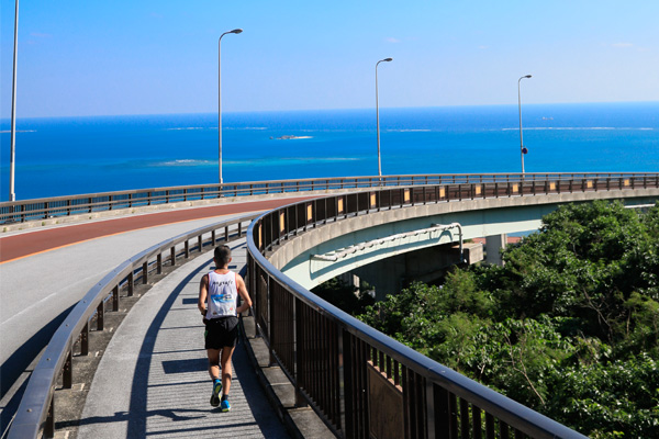 【週刊ランナーズ】最高気温24℃、完走率は約65.7％　沖縄の青い空と海を堪能できる100kmマラソン